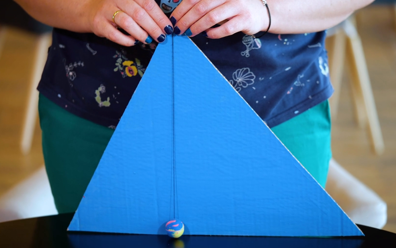 Obliczamy pole trójkąta i wyznaczamy jego wysokości